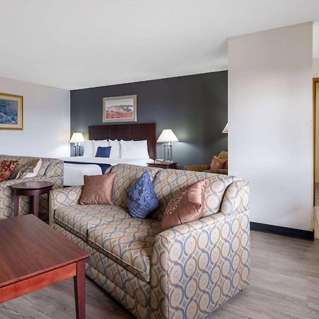Travelodge By Wyndham Merrill Bagian luar foto