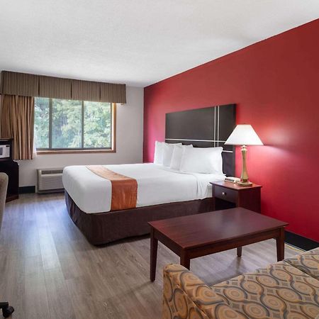 Travelodge By Wyndham Merrill Bagian luar foto
