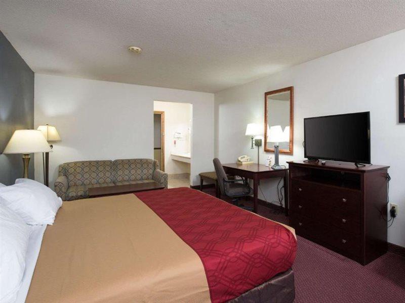 Travelodge By Wyndham Merrill Bagian luar foto