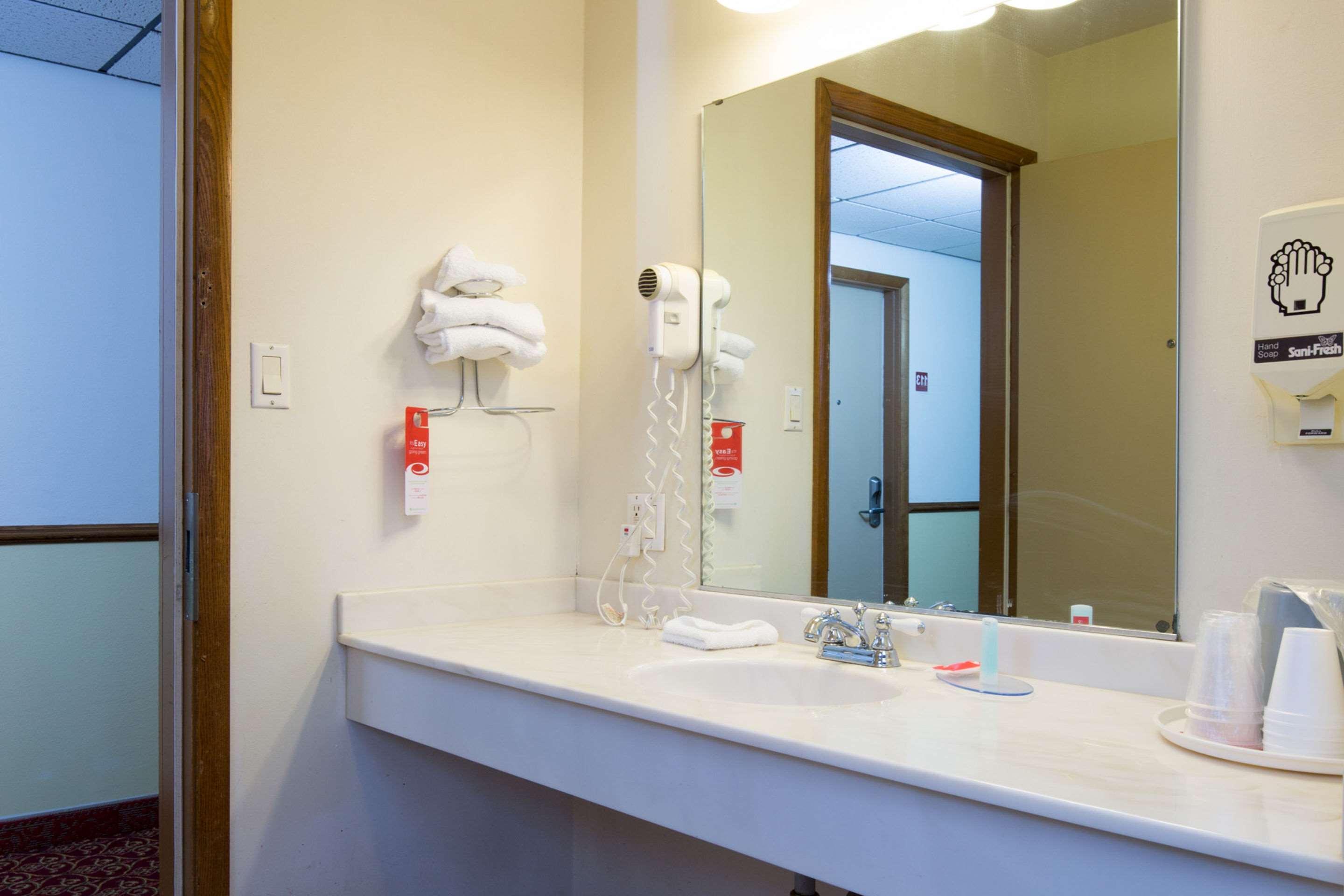 Travelodge By Wyndham Merrill Bagian luar foto