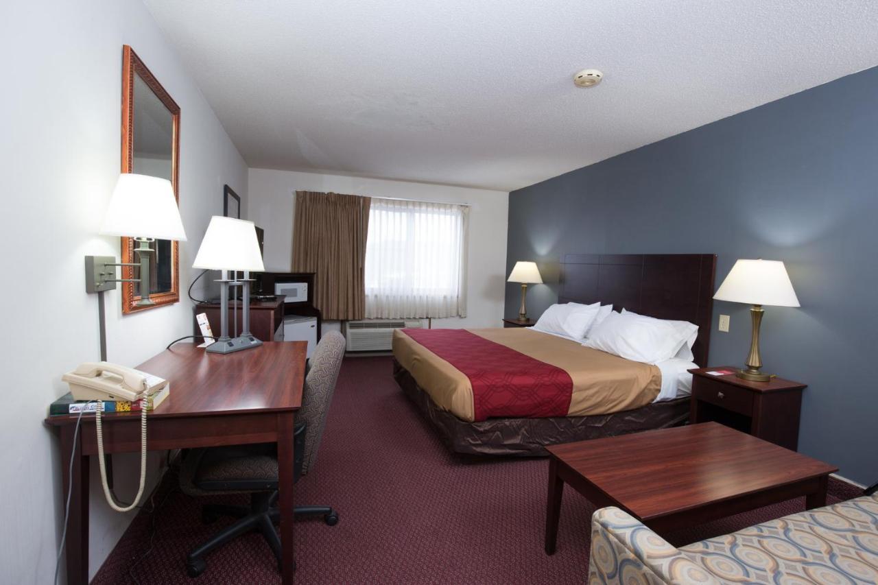 Travelodge By Wyndham Merrill Bagian luar foto
