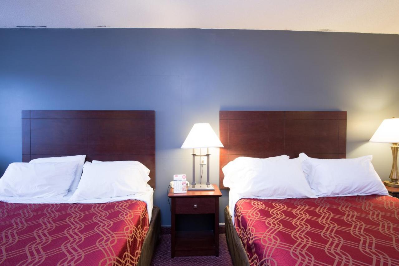 Travelodge By Wyndham Merrill Bagian luar foto