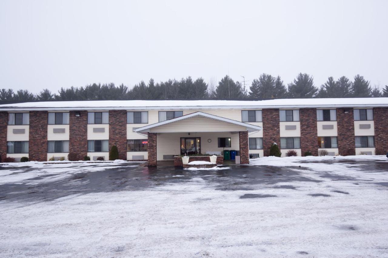 Travelodge By Wyndham Merrill Bagian luar foto