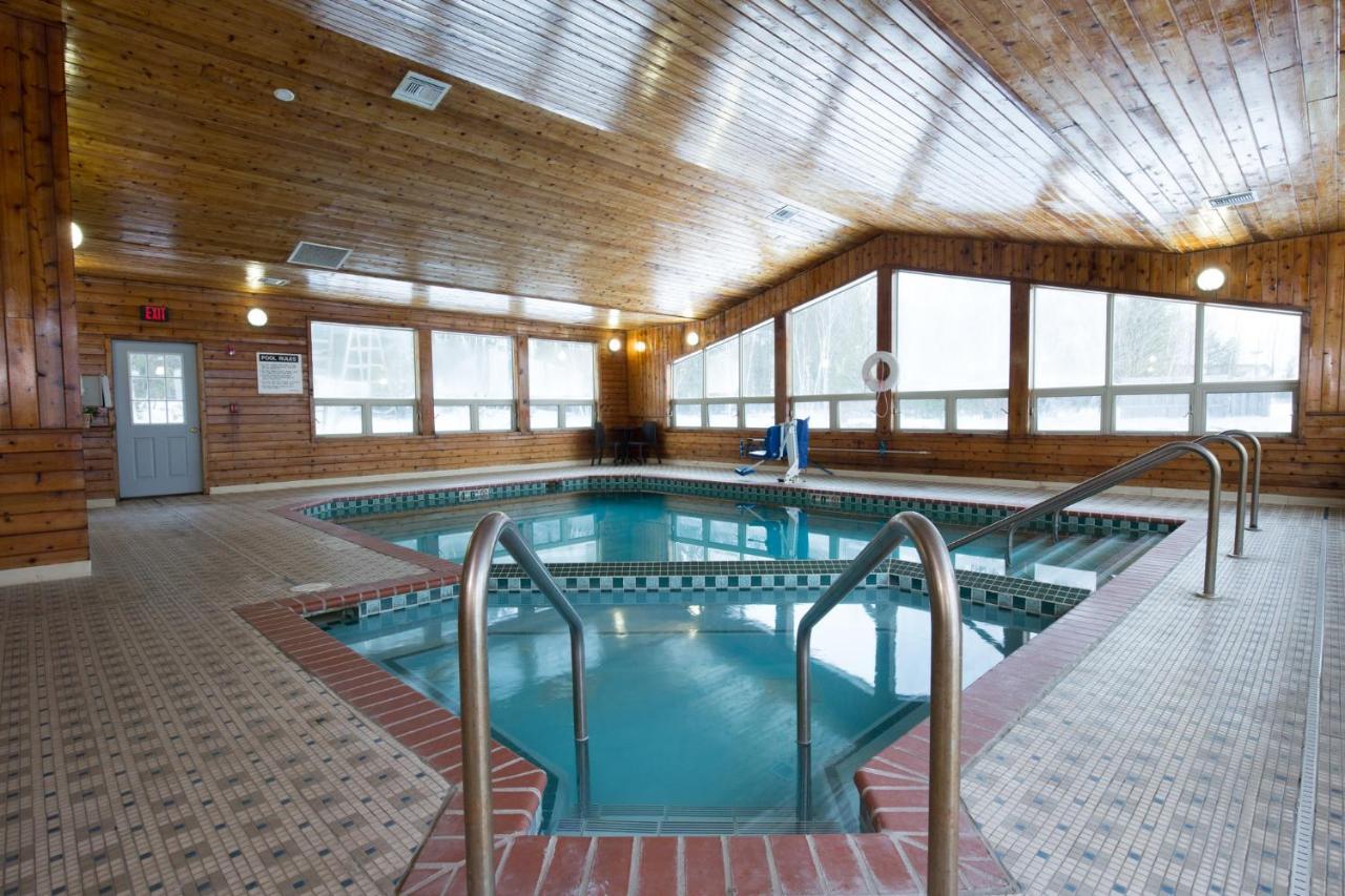 Travelodge By Wyndham Merrill Bagian luar foto