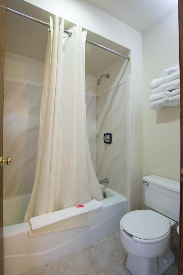 Travelodge By Wyndham Merrill Bagian luar foto