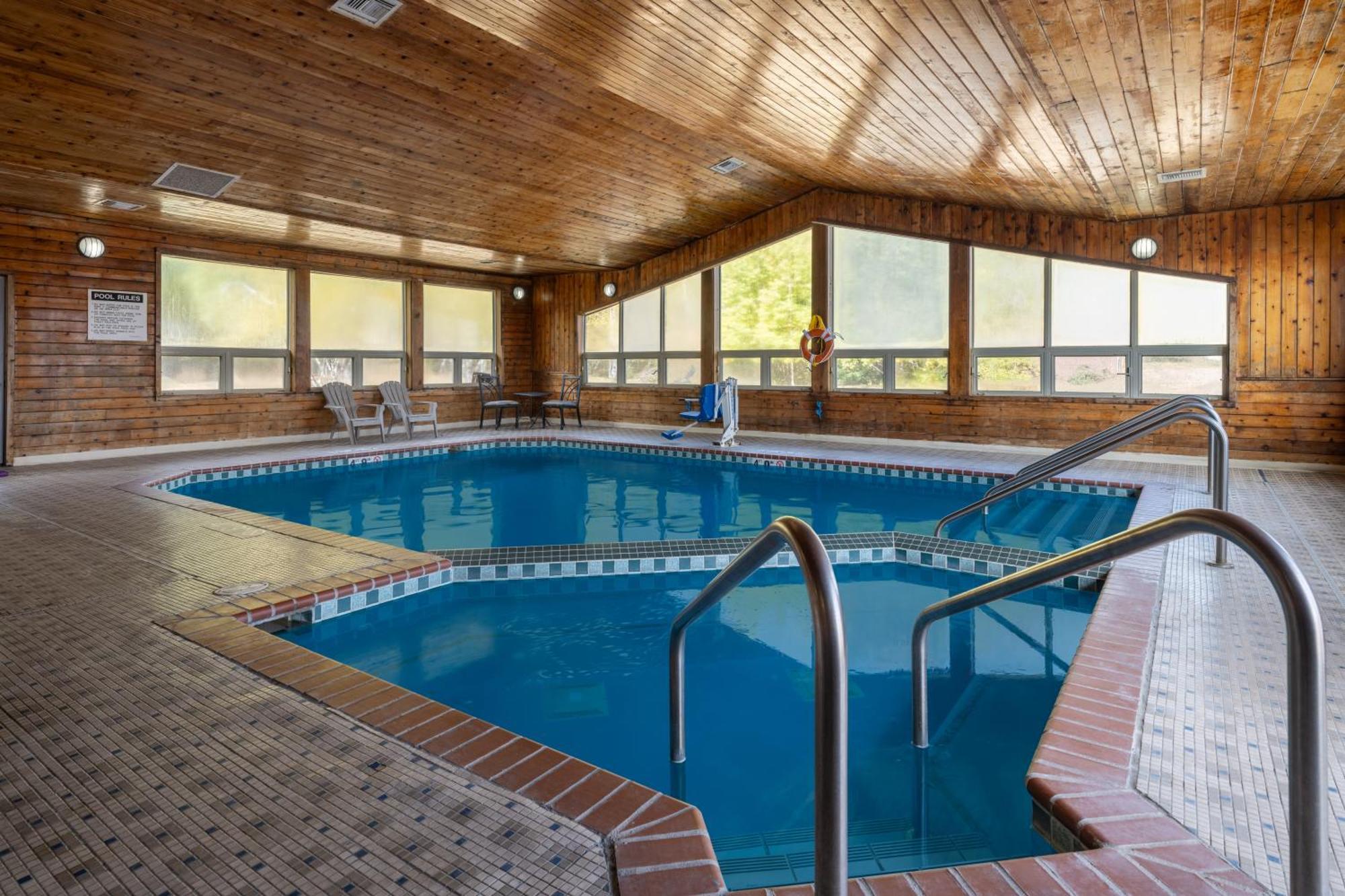 Travelodge By Wyndham Merrill Bagian luar foto