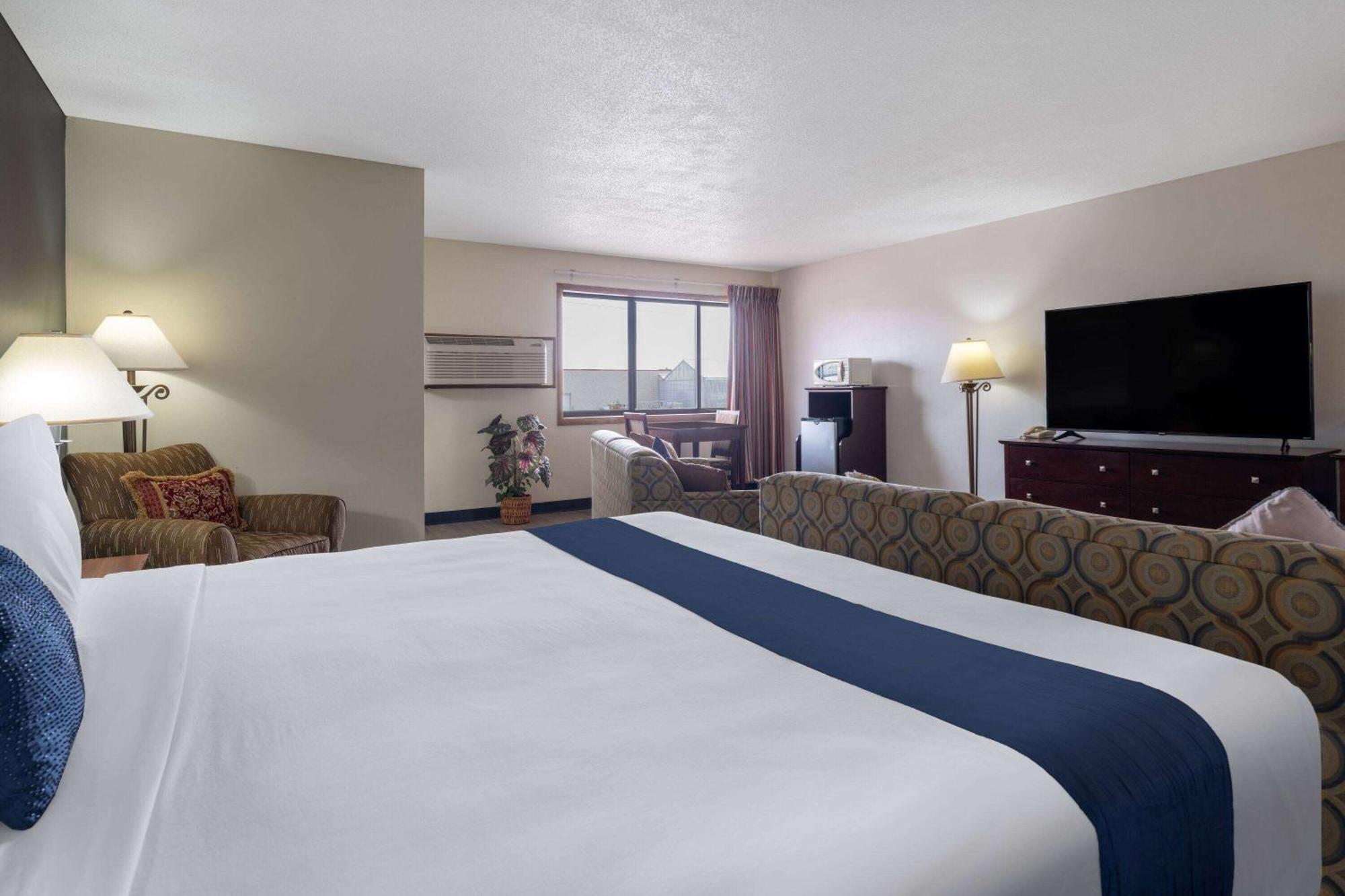 Travelodge By Wyndham Merrill Bagian luar foto