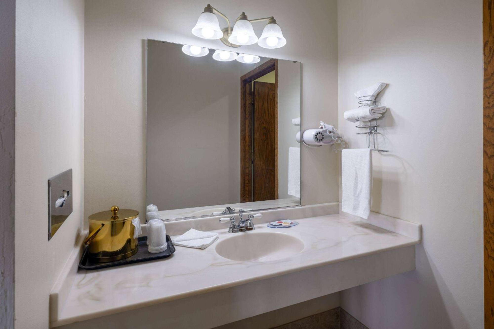 Travelodge By Wyndham Merrill Bagian luar foto