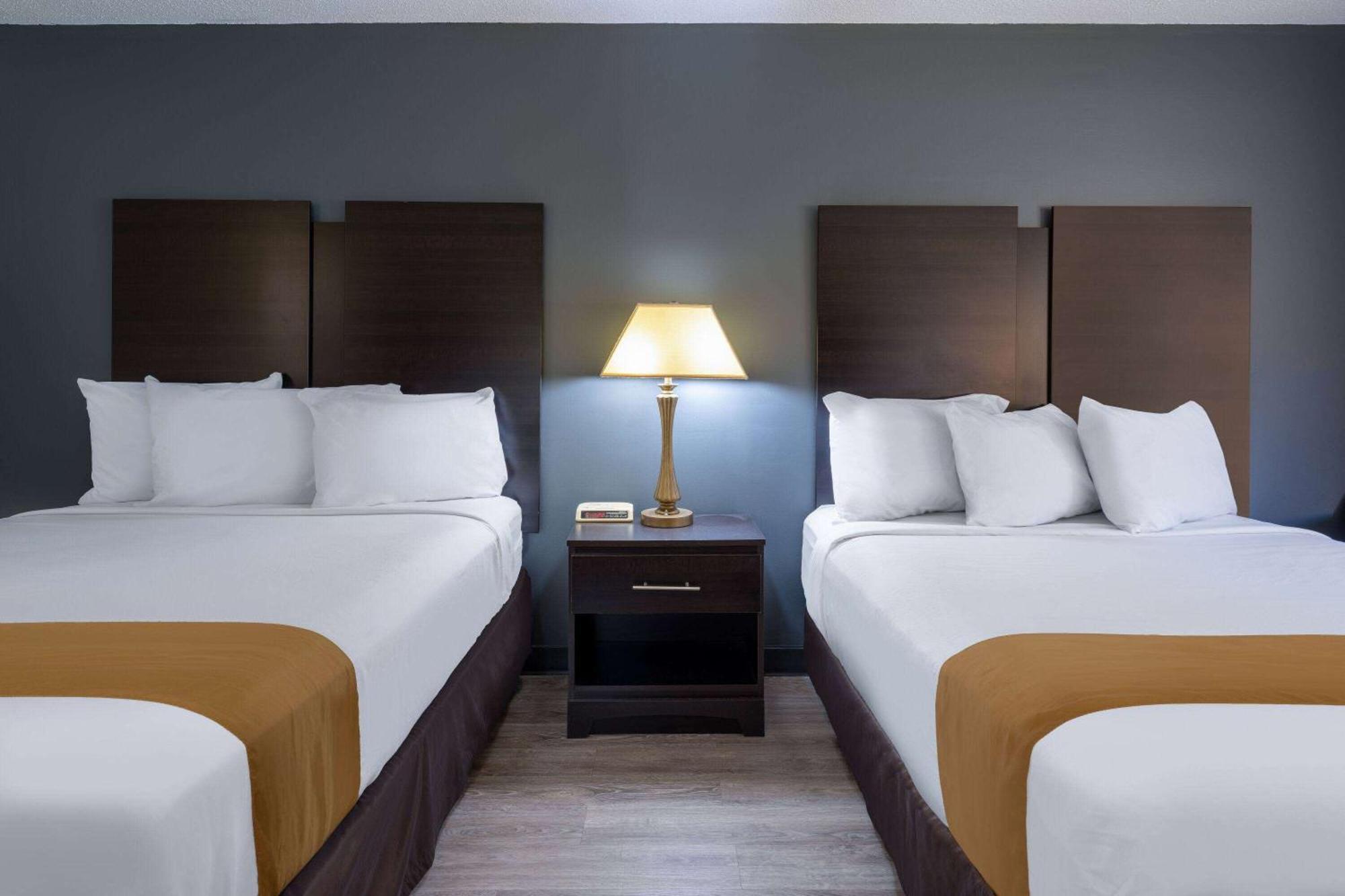 Travelodge By Wyndham Merrill Bagian luar foto