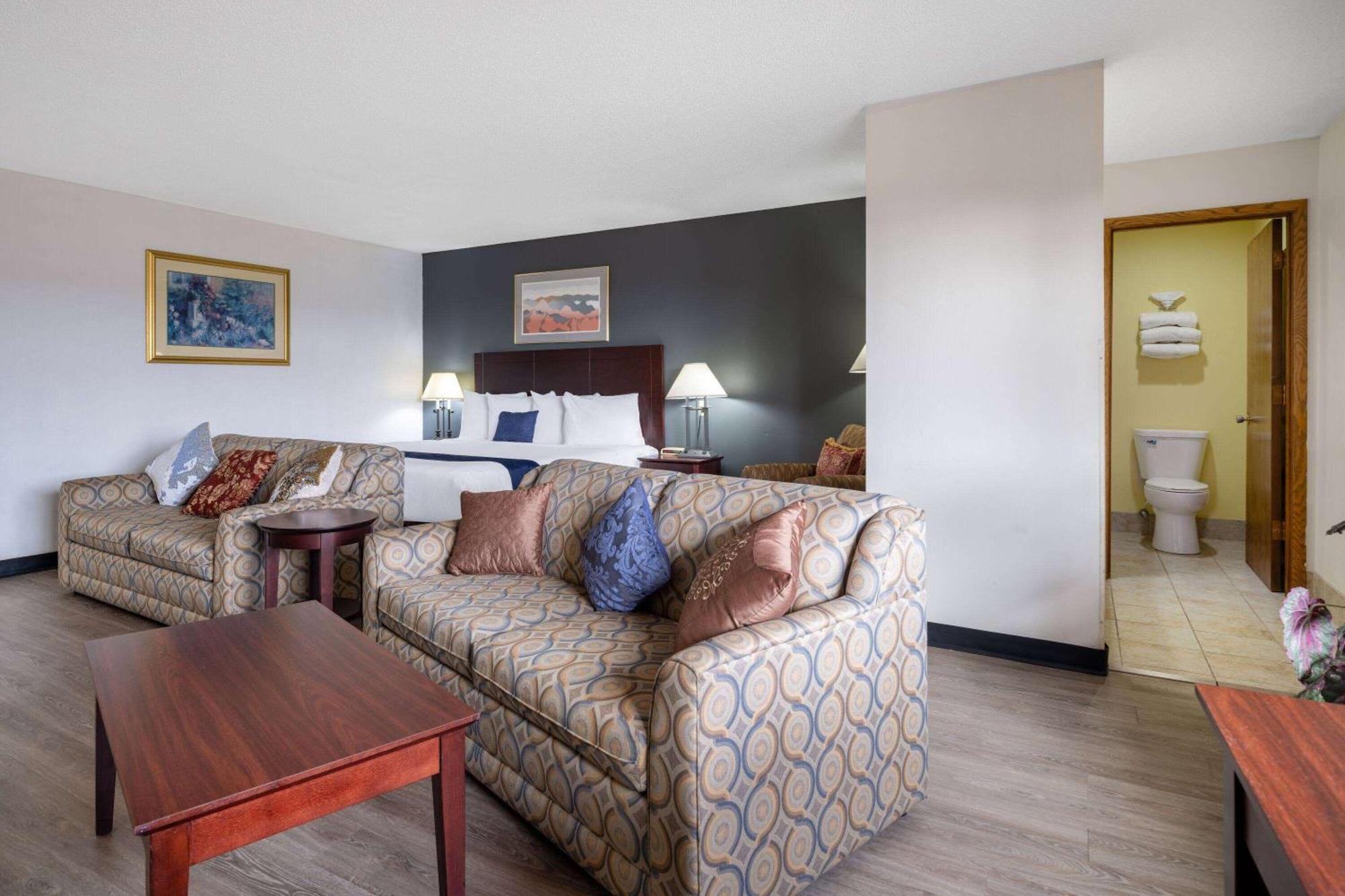 Travelodge By Wyndham Merrill Bagian luar foto
