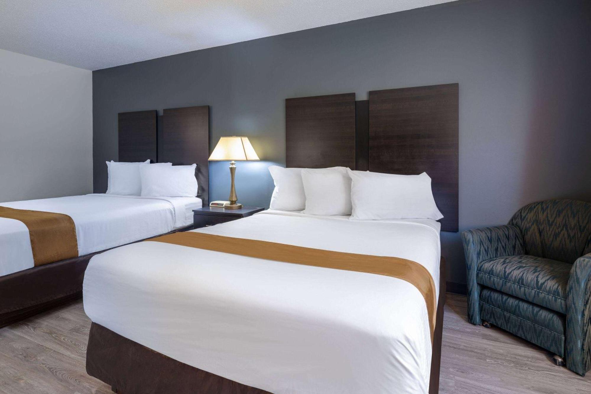 Travelodge By Wyndham Merrill Bagian luar foto