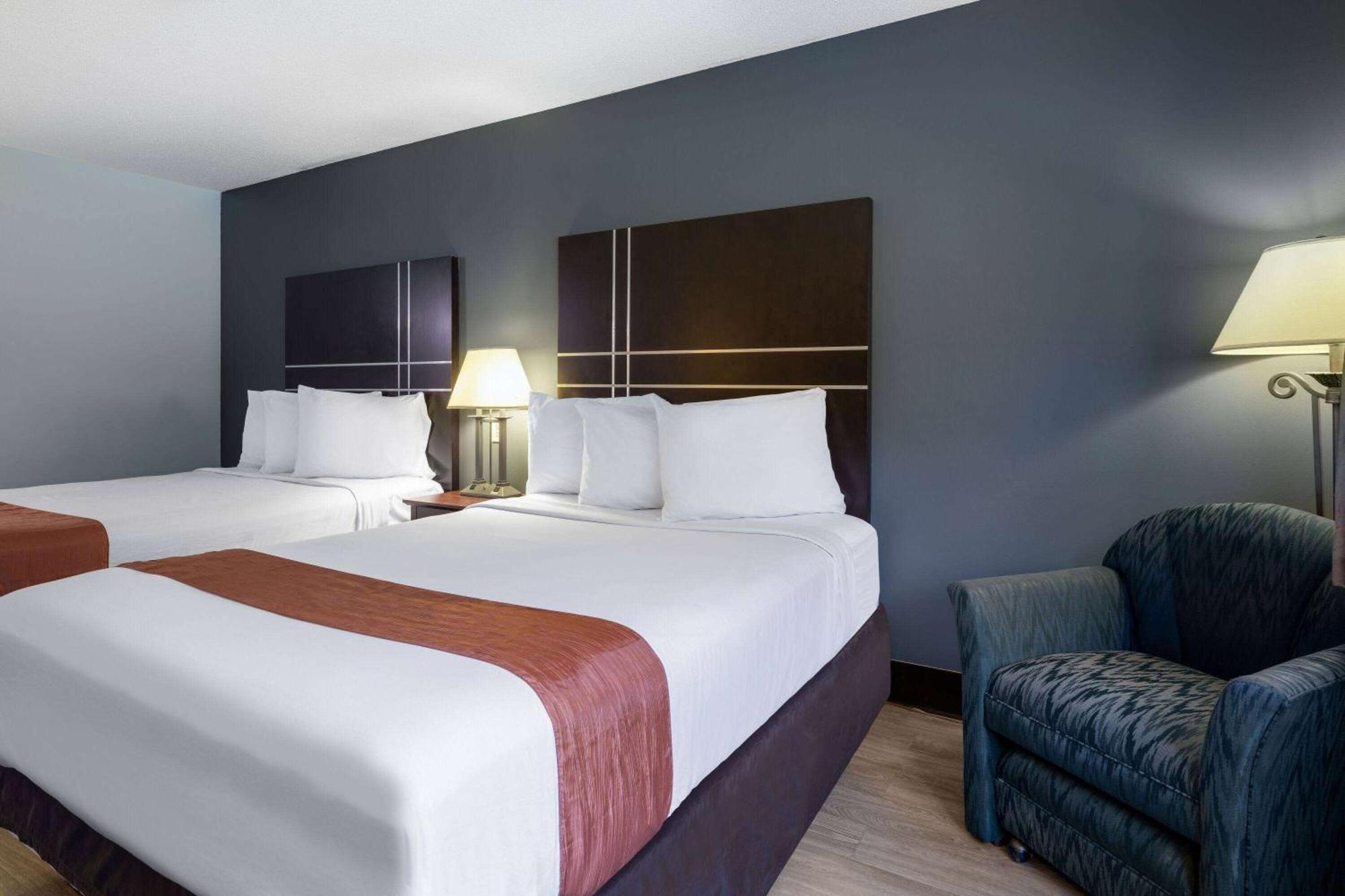 Travelodge By Wyndham Merrill Bagian luar foto