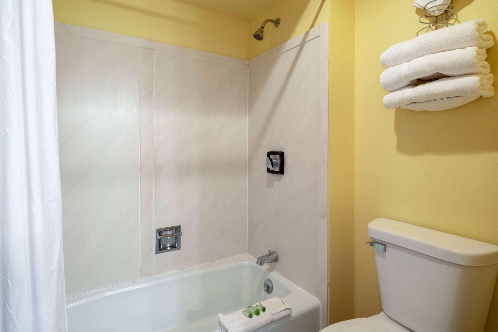 Travelodge By Wyndham Merrill Bagian luar foto