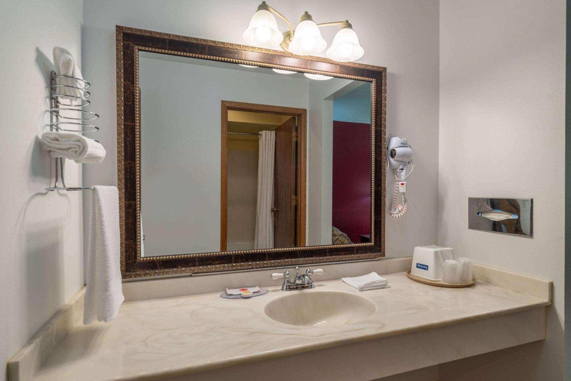 Travelodge By Wyndham Merrill Bagian luar foto