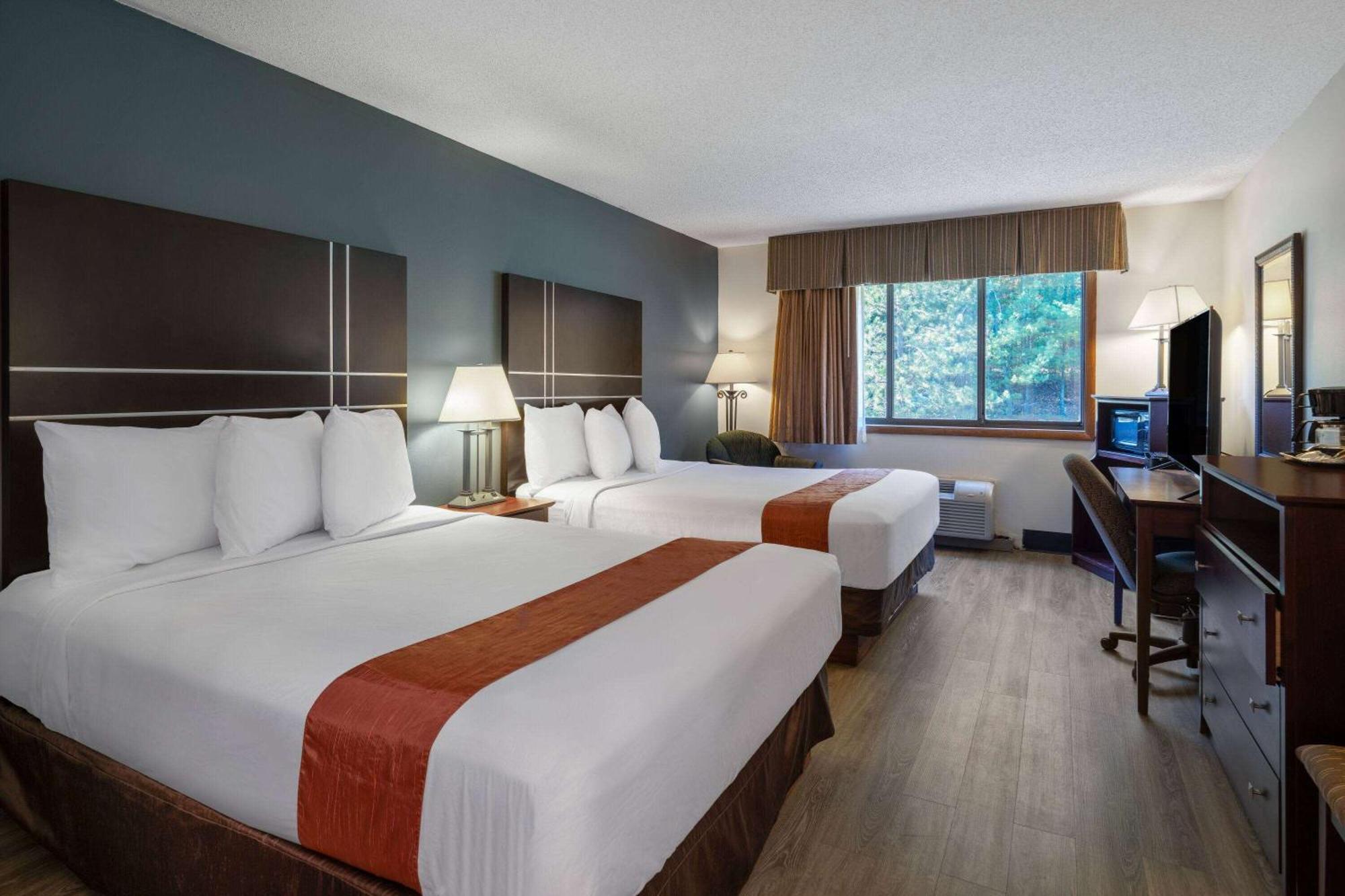 Travelodge By Wyndham Merrill Bagian luar foto