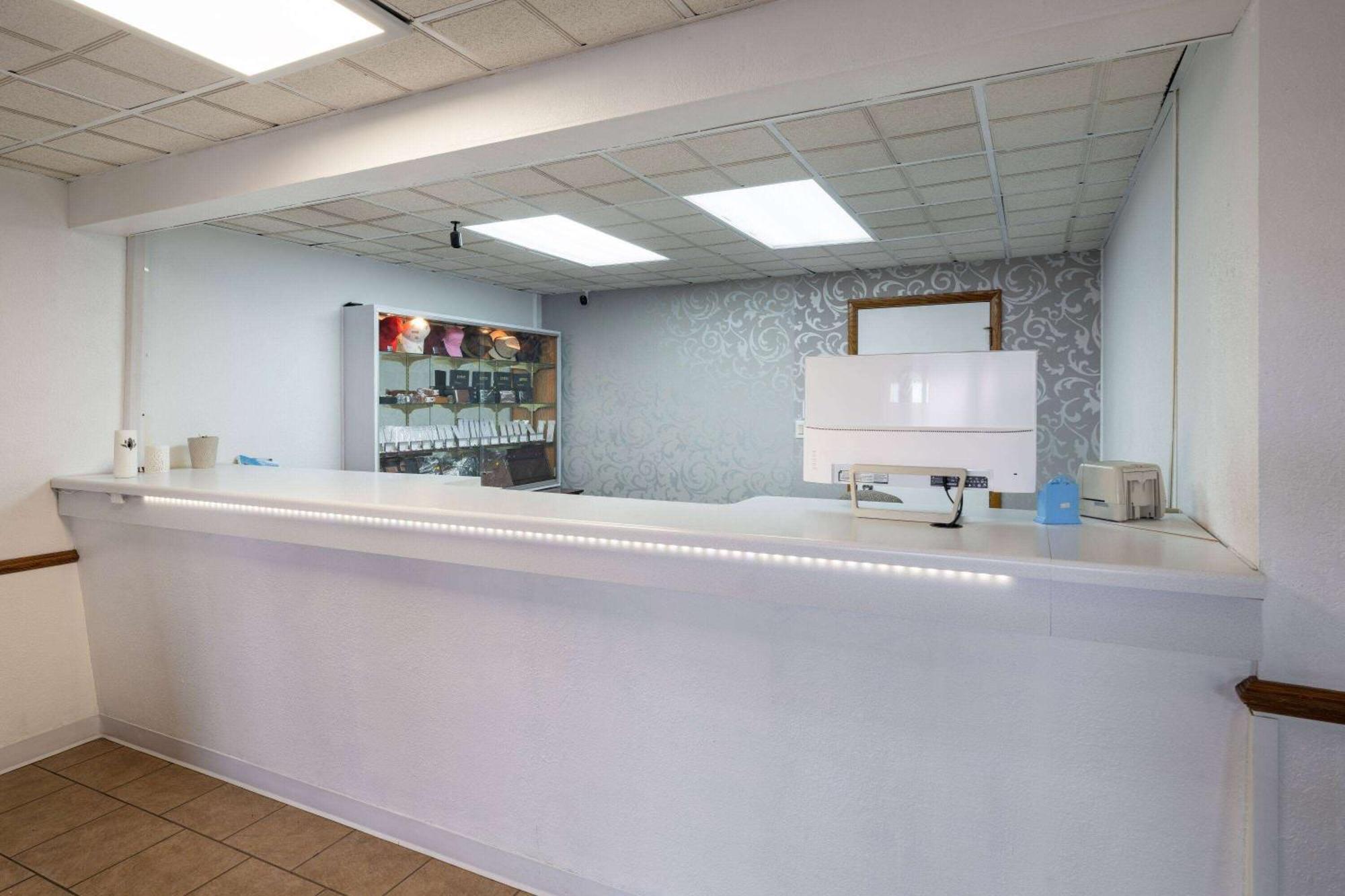 Travelodge By Wyndham Merrill Bagian luar foto