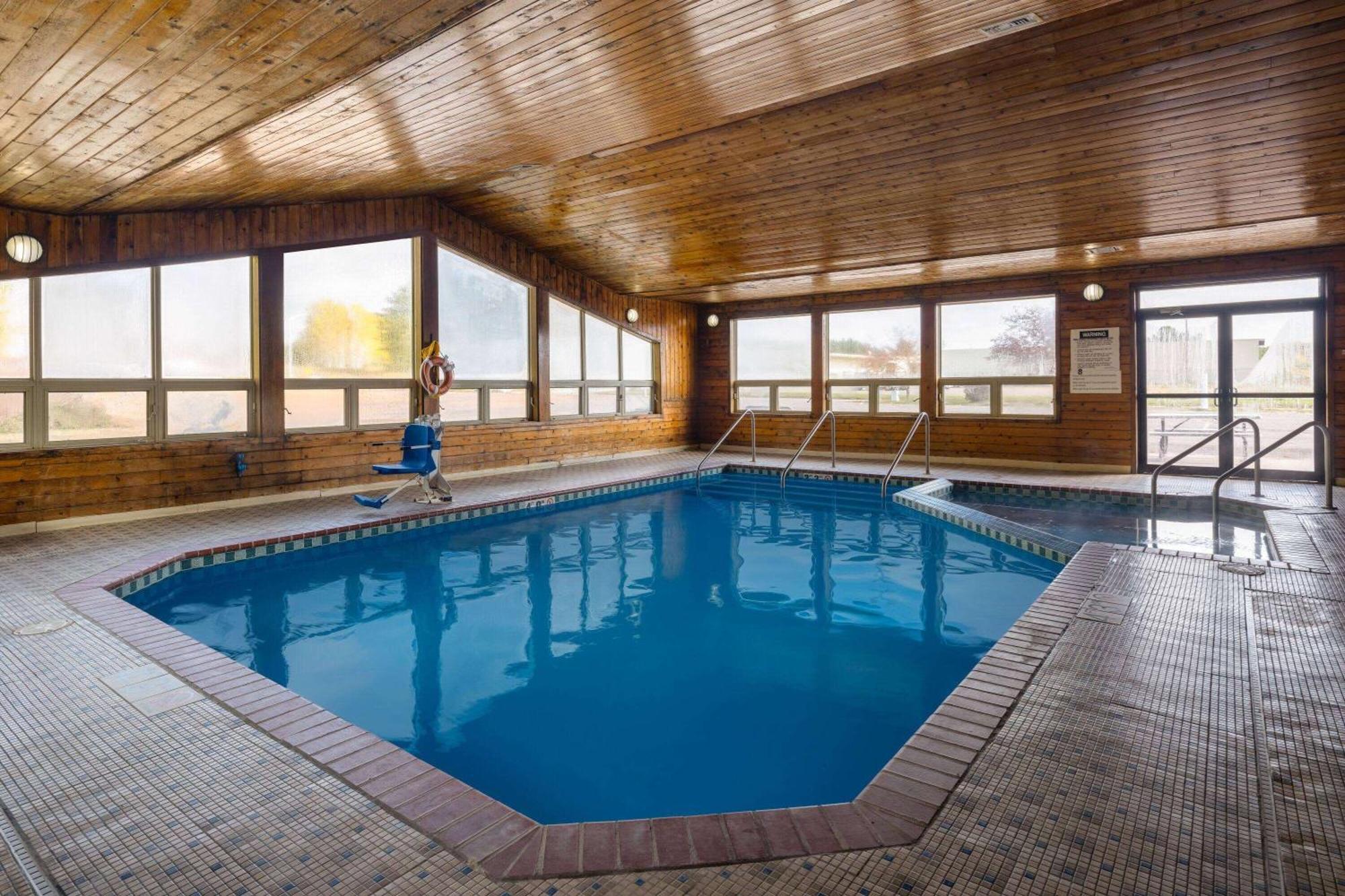 Travelodge By Wyndham Merrill Bagian luar foto