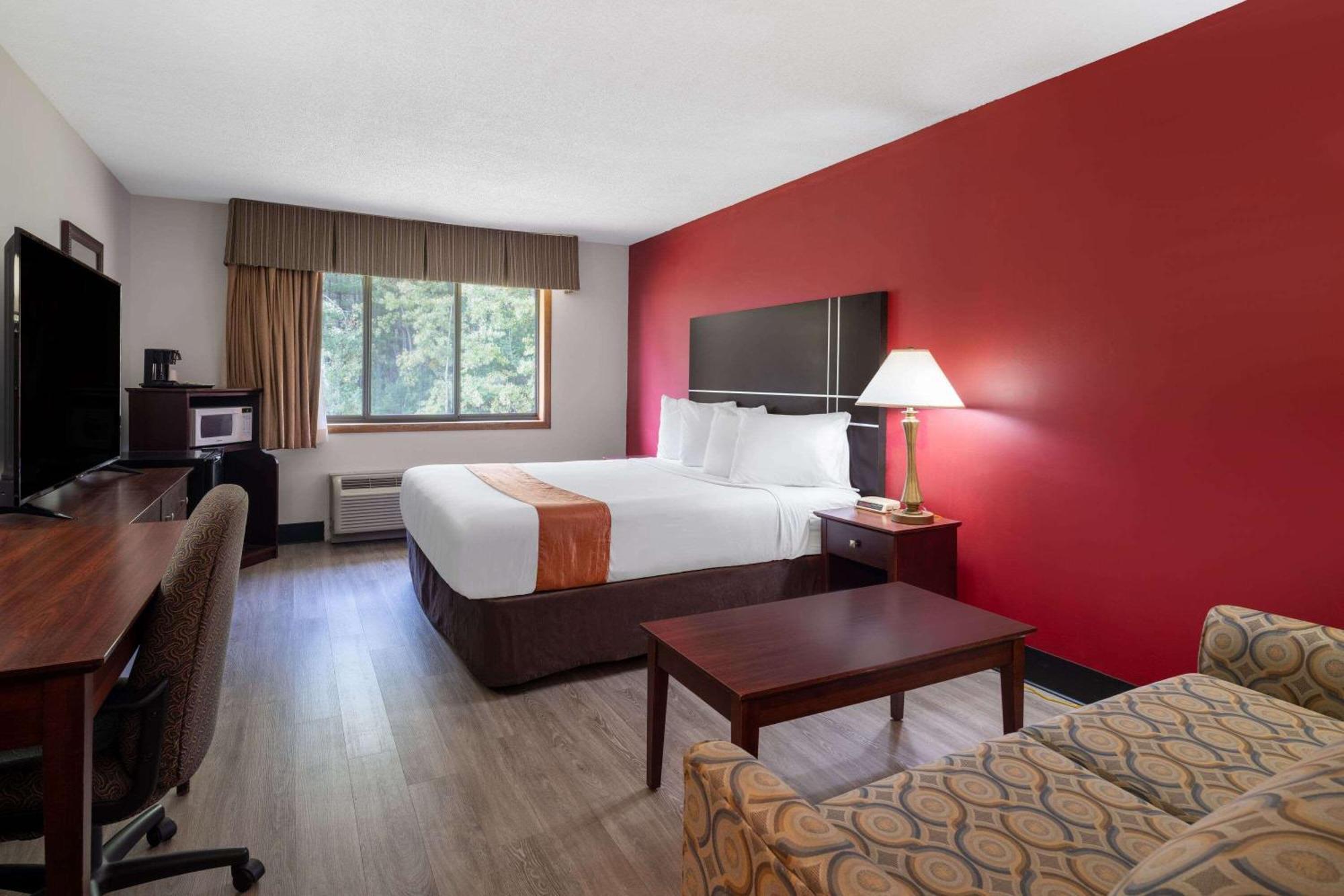 Travelodge By Wyndham Merrill Bagian luar foto