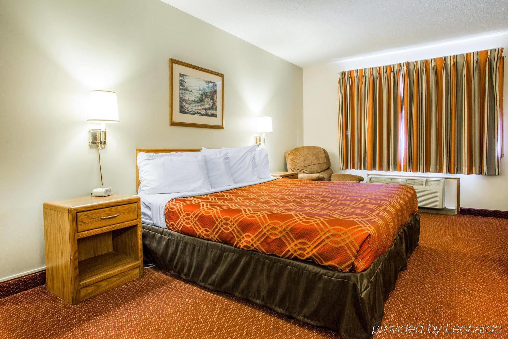 Travelodge By Wyndham Merrill Bagian luar foto