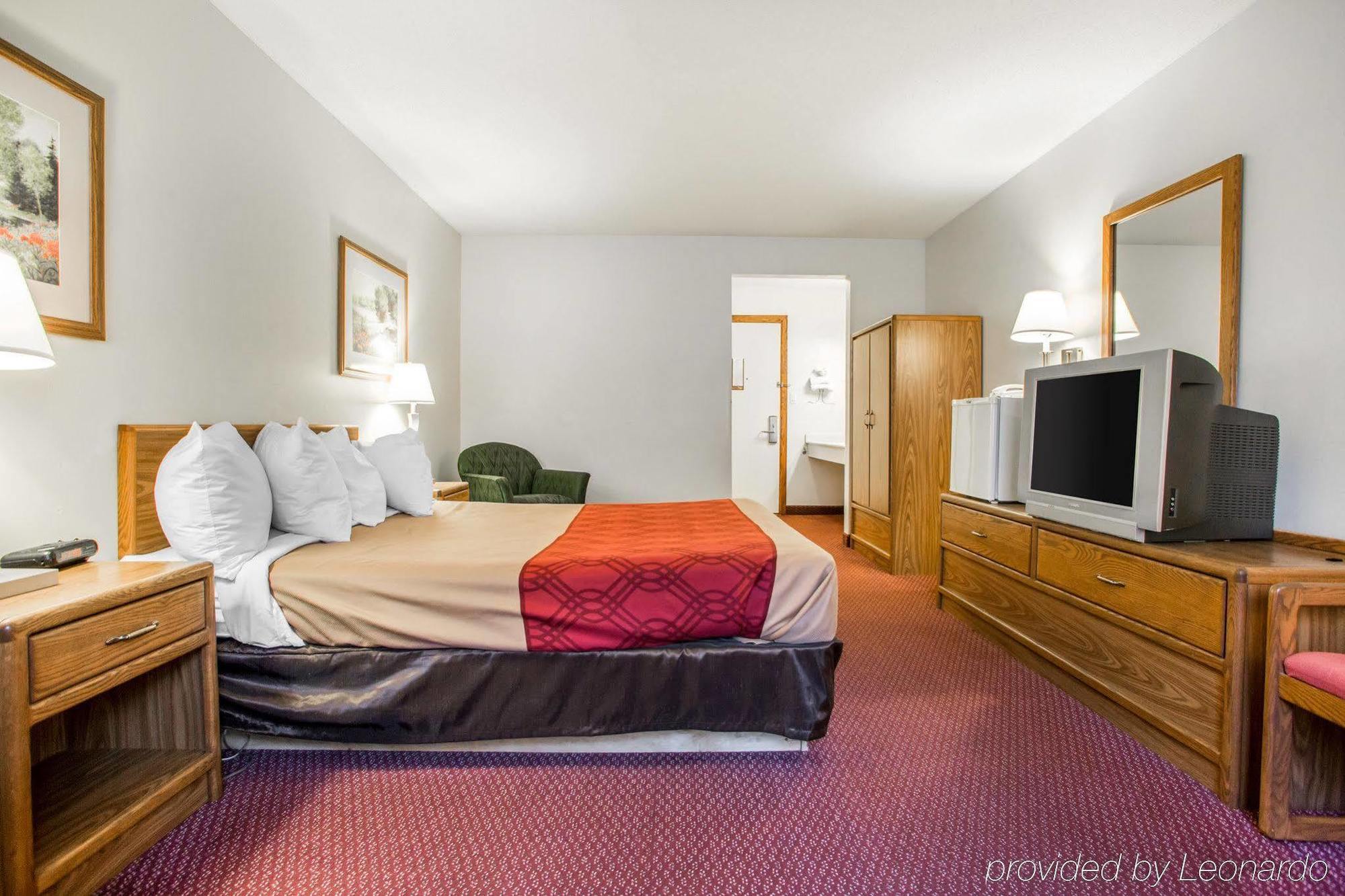 Travelodge By Wyndham Merrill Bagian luar foto
