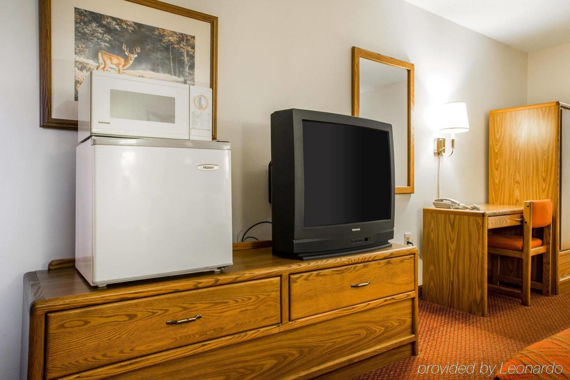 Travelodge By Wyndham Merrill Bagian luar foto