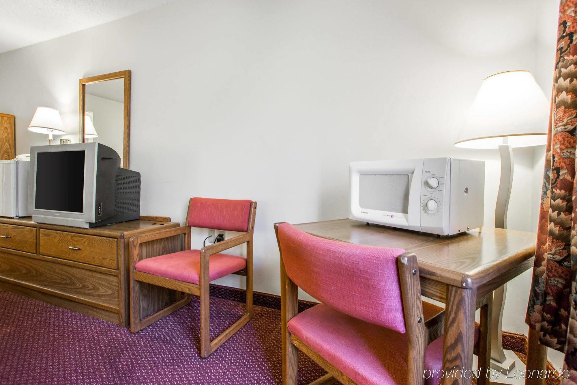 Travelodge By Wyndham Merrill Bagian luar foto