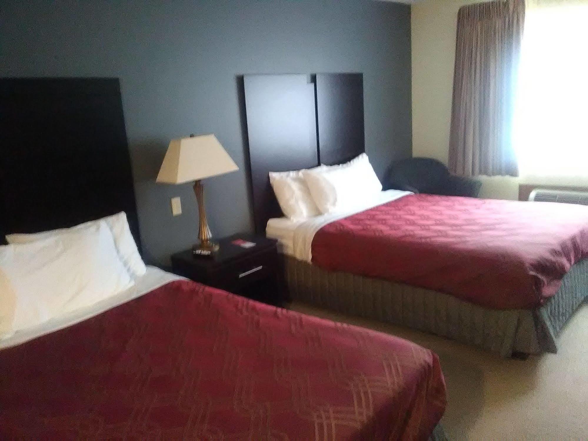 Travelodge By Wyndham Merrill Bagian luar foto