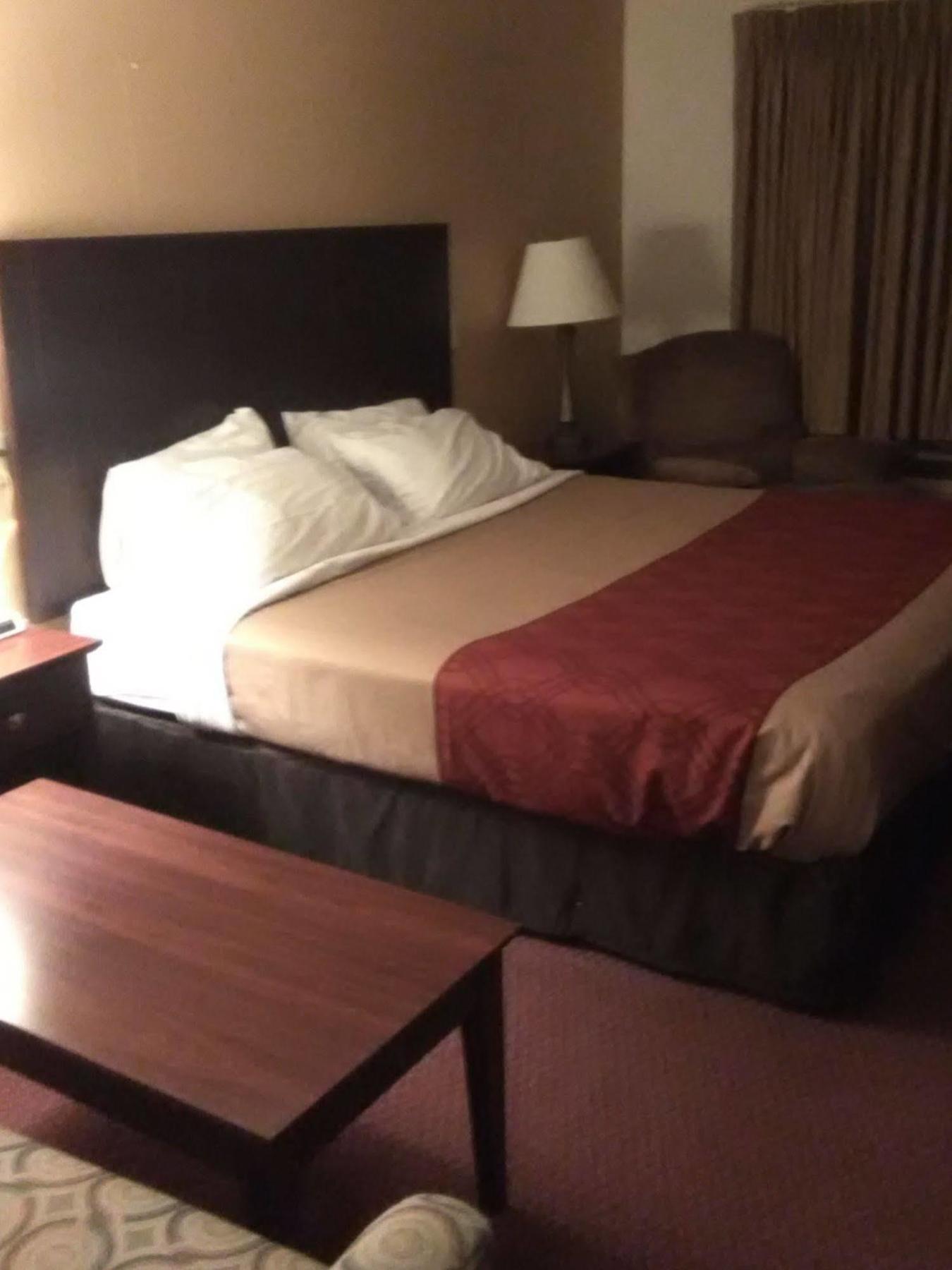 Travelodge By Wyndham Merrill Bagian luar foto