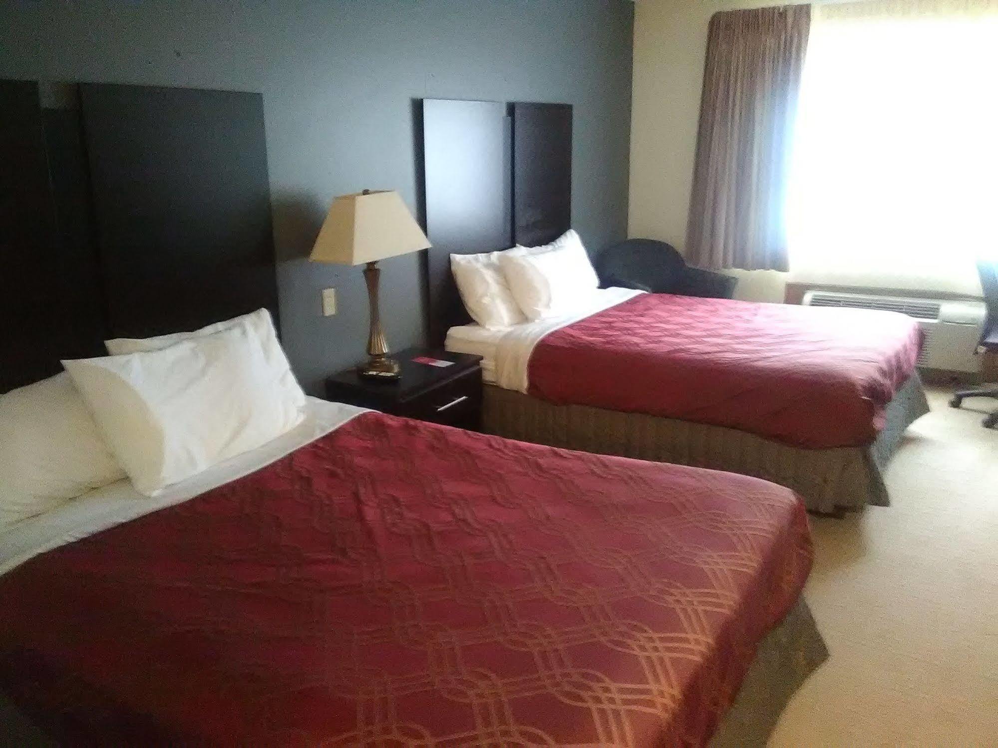 Travelodge By Wyndham Merrill Bagian luar foto