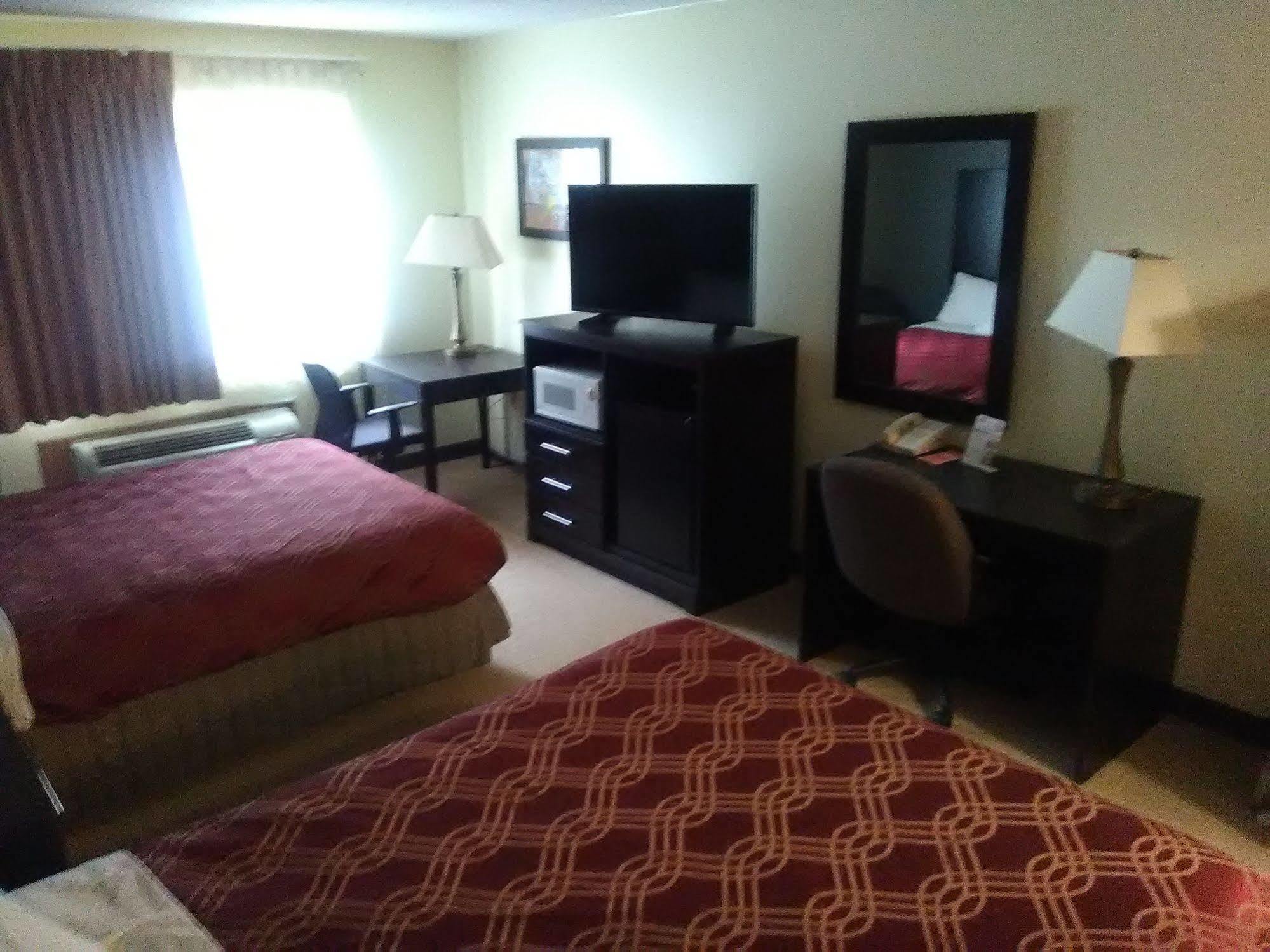 Travelodge By Wyndham Merrill Bagian luar foto
