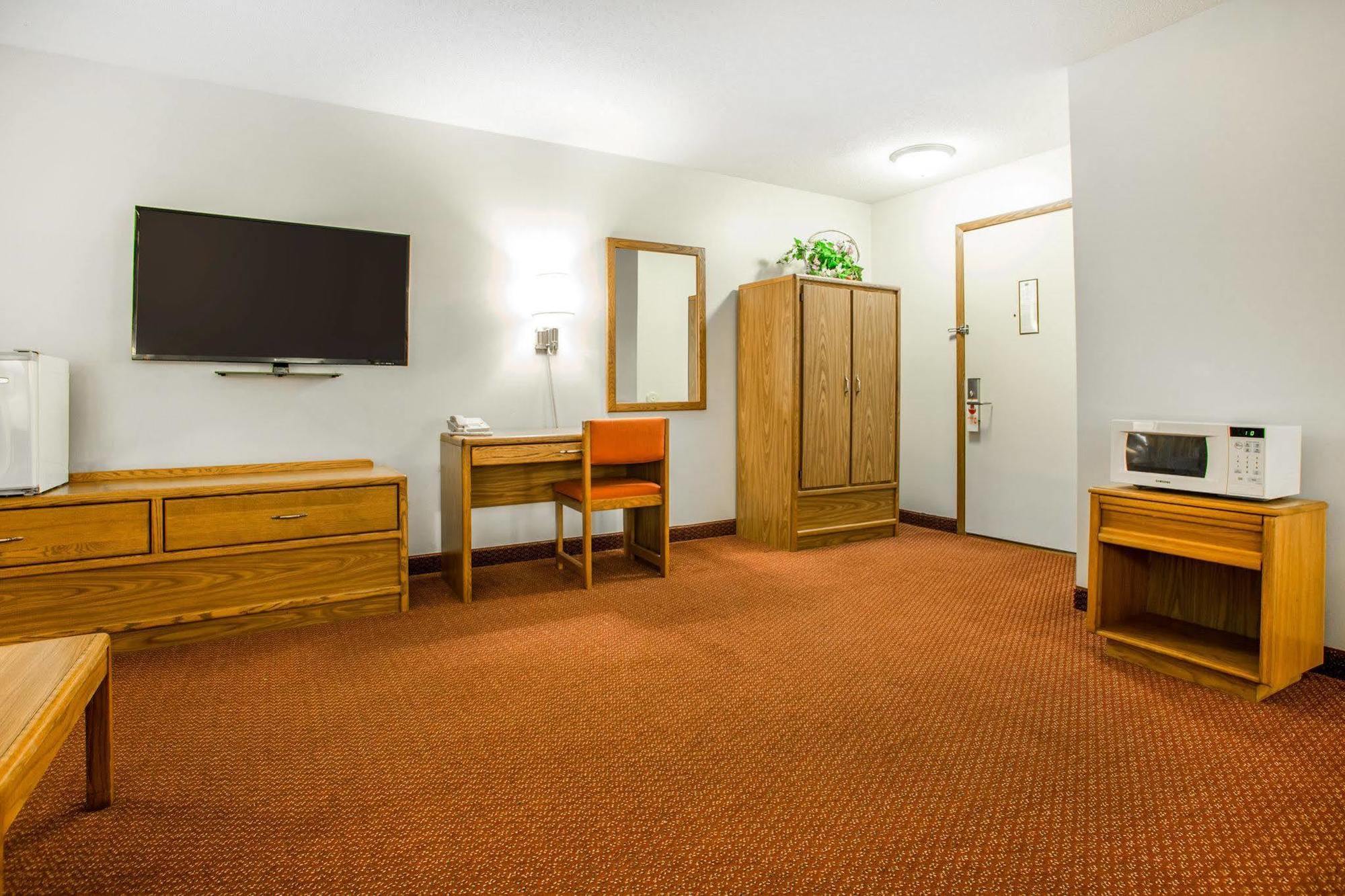 Travelodge By Wyndham Merrill Bagian luar foto