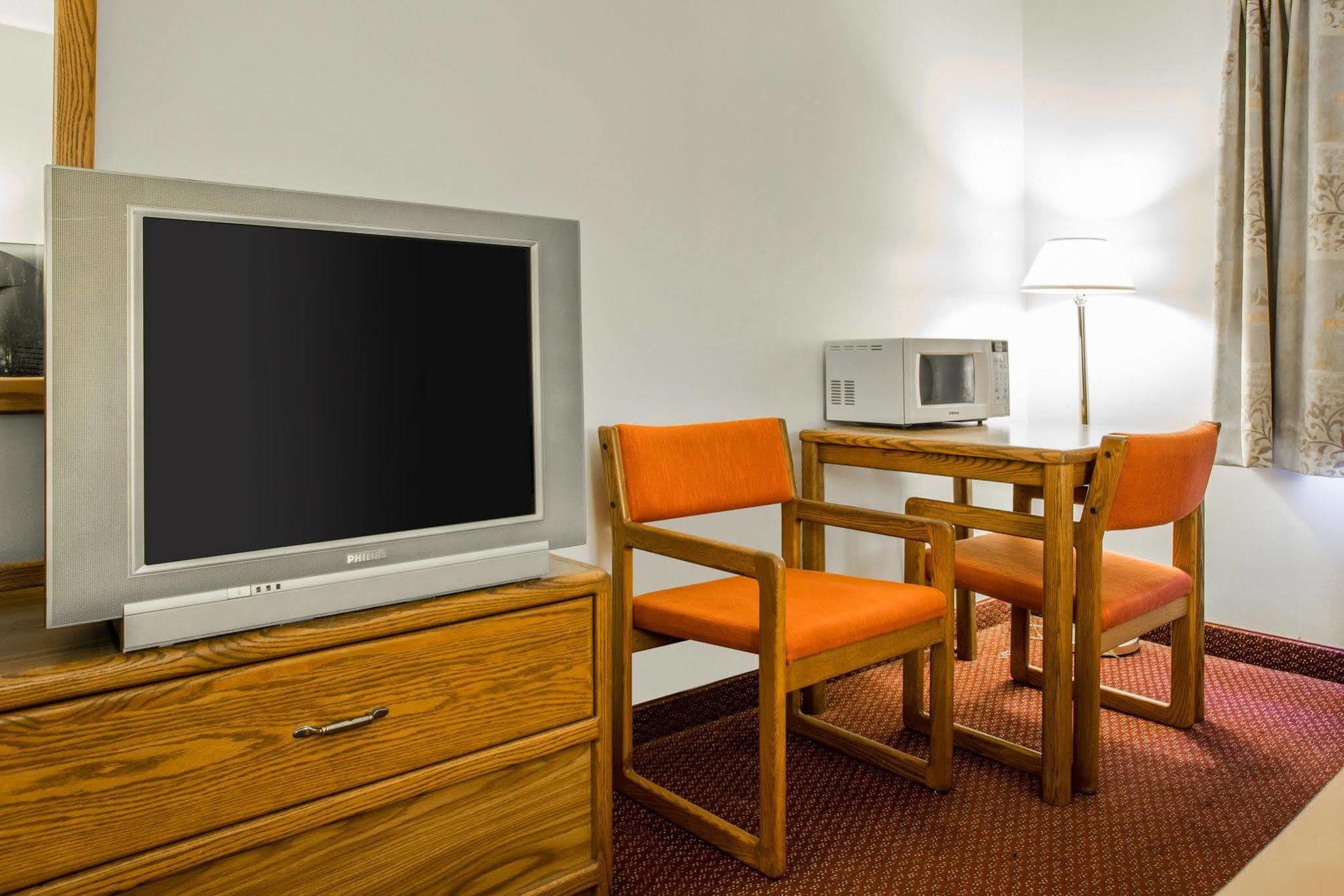 Travelodge By Wyndham Merrill Bagian luar foto