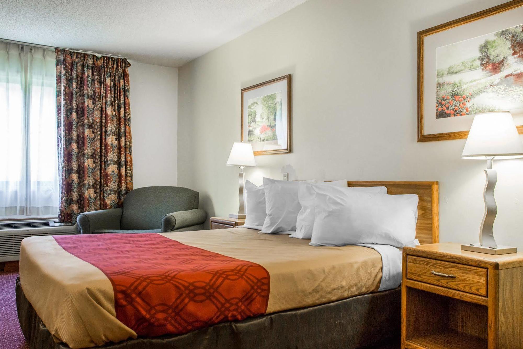 Travelodge By Wyndham Merrill Bagian luar foto