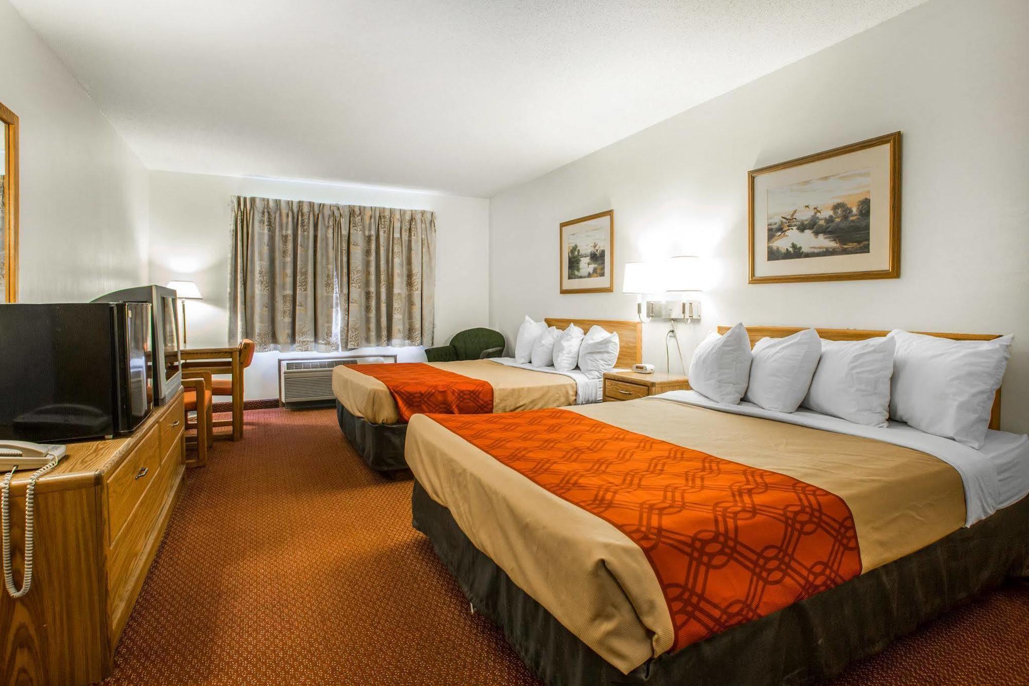 Travelodge By Wyndham Merrill Bagian luar foto